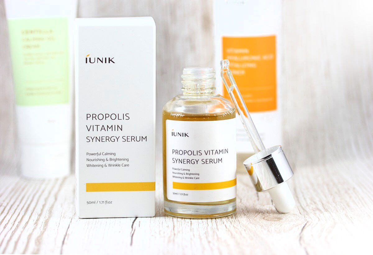 IUNIK Propolis Vitamin Synergy Serum 50 ml.   สูตรลับ ที่ทำให้สาวๆ หลายคน กลับมามีใบหน้าที่นวลเนียน เกลี้ยงเกลา ไร้สิ่งอุดตัน Iunik propolis vitamin synergy serum เซรั่มน้ำลายผึ้ง หยดใส รักษาสิว ยับยั้งการ เกิดสิว รอยแดงจากสิวจางลง ต้านการอักเสบจากสิวอุดตัน และการติดเชื้อจากสิวอักเสบ ไม่มีแอลกอฮอล์ ออแกนิค100%