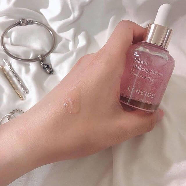 Laneige Glowy Makeup Serum 30 ml.   ​เนื้อเซรั่มมีความวิ้งๆสีชมพูน่ารักสุดๆ ช่วยให้ใบหน้าดูโกลว์สวย ผิวเรียบเนียน รูขุมขนแลดูกระชับมากขึ้น ให้เมคอัพติดทนมากขึ้นด้วยนะเธอ!!