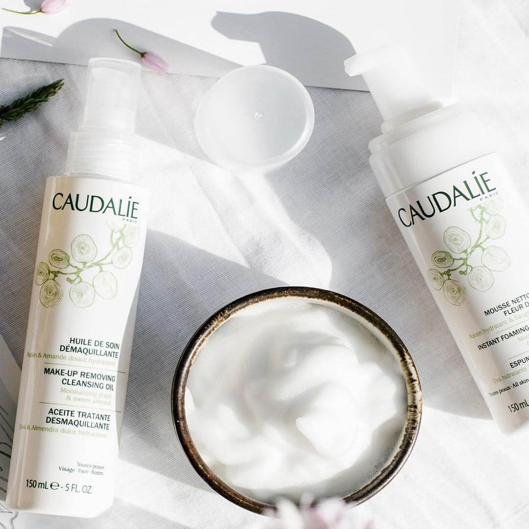 Caudalie Instant Foaming Cleanser 50 ml โฟมล้างหน้าที่เหมาะเป็นอย่างยิ่งสำหรับผิวแพ้ง่าย ผิวธรรมดา และผิวผสม เนื้อโฟมบางเบาที่จะเปลี่ยนเป็นเนื้อมูสได้ง่าย ไม่ระคายเคือง ใบหน้าของสาวๆ จะเนียนนุ่ม ไม่แห้งตึง พร้อมช่วยกระชับผิว