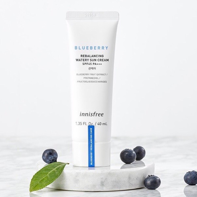 Innisfree Blueberry Rebalancing Watery Sun Cream SPF45 PA+++ 40 ml  ครีมกันแดดผสมเซรั่มจากส่วนผสมสารสกัดจากบลูเบอร์รี่ออแกนิค ช่วยปรับสมดุลผิวให้ความชุ่มชื้น ต่อต้านอนุมูลอิสระที่เป็นสาเหตุของริ้วรอยก่อนวัย เนื้อครีมบางเบาเป็นน้ำสบายผิว ซึมง่าย ไม่เหนียวเหนอะหนะ ไม่ทิ้งความขาววอกบนใบหน้า ปกป้องผิวจากรังสี UV SPF 45 PA+++